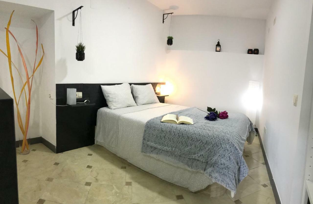 Апартаменты Loft Arco Del Cristo. Касерес Экстерьер фото